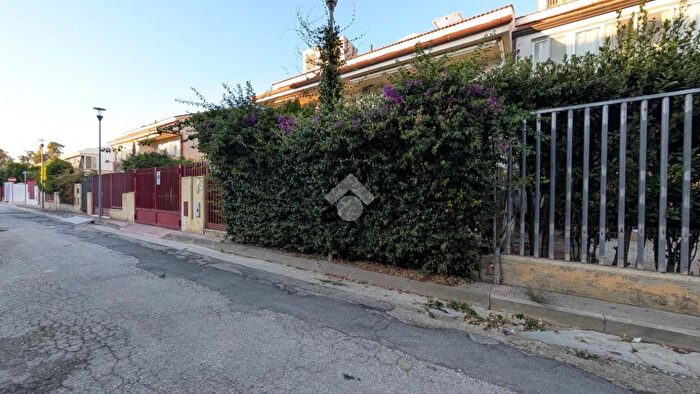 Casa trilocale in vendita in Via Saverio Mercadante, Margherita Di Savoia