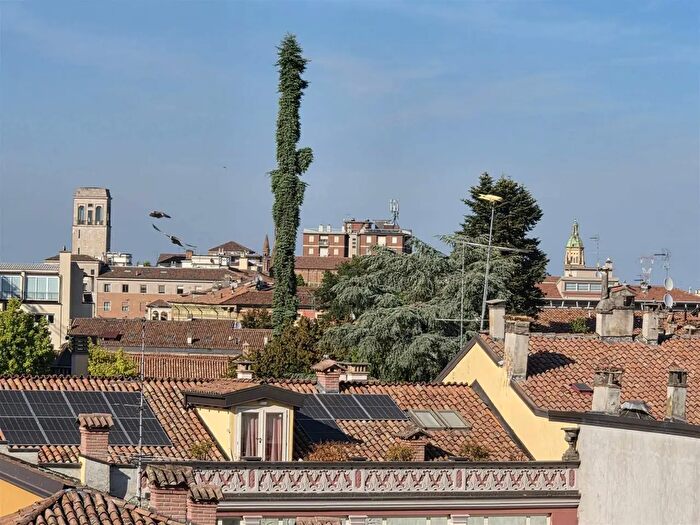 Appartamento quadrilocale in vendita in Viicolo Edilizia, Piacenza