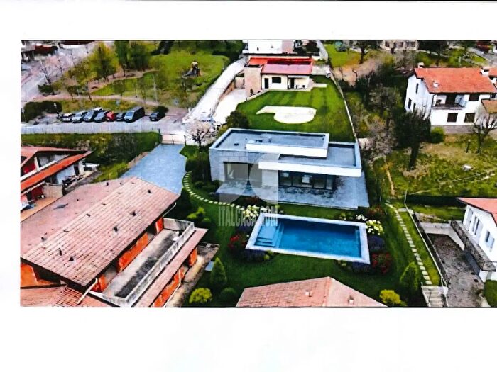 Casa con 6 locali in vendita in Via Gavarno, Nembro