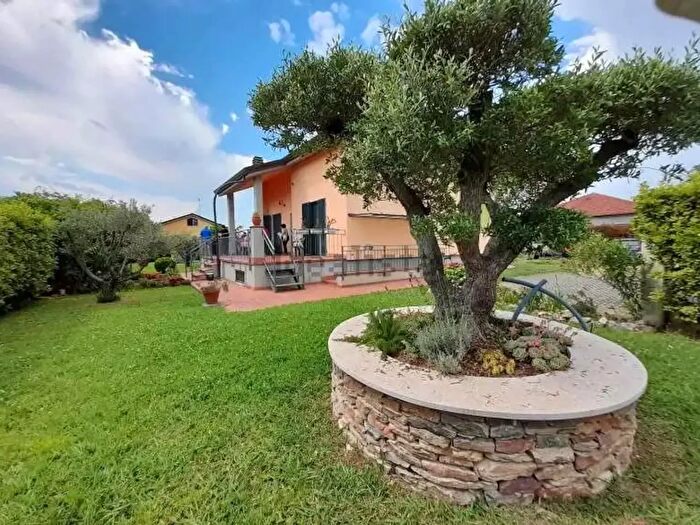 Casa con 7 locali in vendita in Sarzana