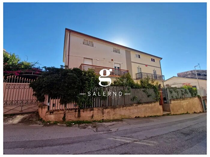 Casa con 10 locali in vendita in Via Brignano Inferiore, Salerno