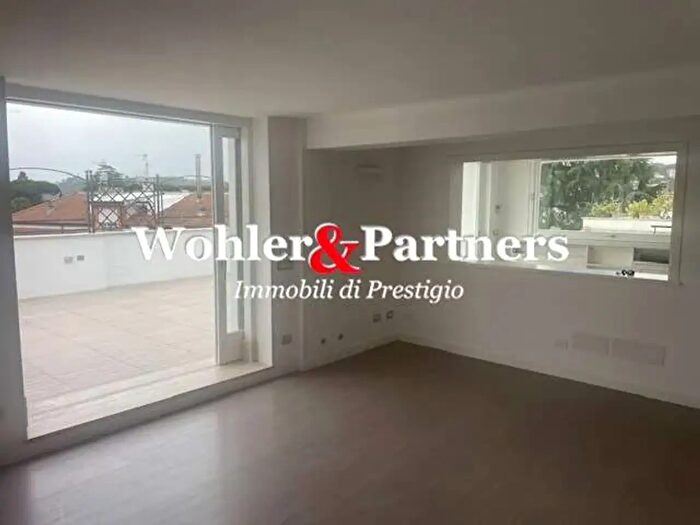 Appartamento con 5 locali in affitto in Roma