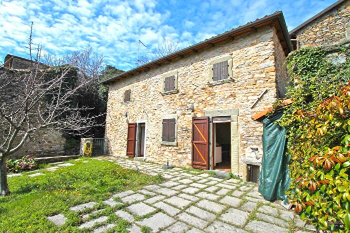 Casa con 5 locali in vendita in Fivizzano