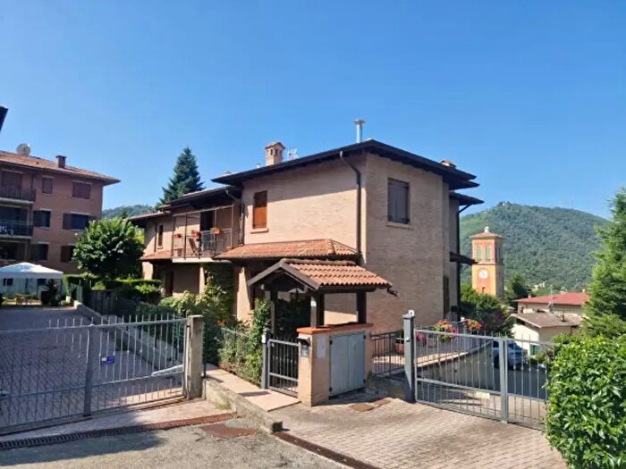 Appartamento trilocale in vendita in Via Villaggio, Serramazzoni