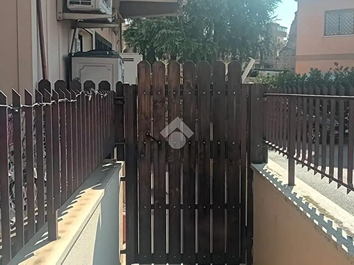 Appartamento trilocale in vendita in Via Alberobello, Roma