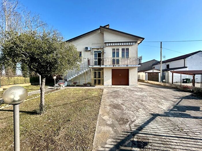Casa con 7 locali in vendita in Via Livello, Legnago