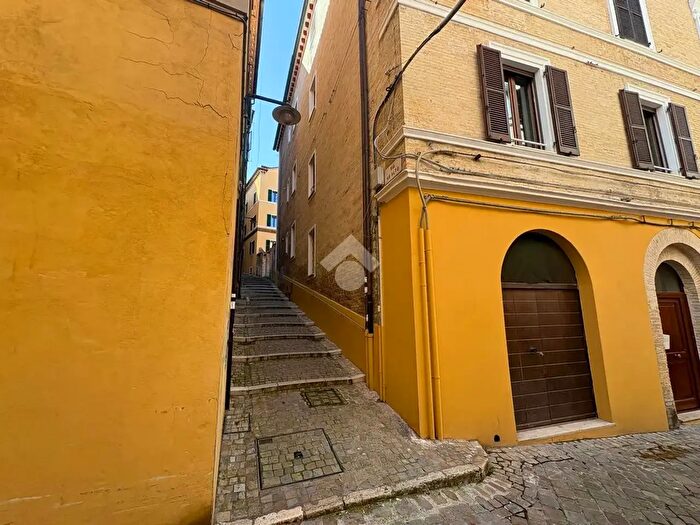 Appartamento bilocale in vendita in Via Ad Alto, Ancona