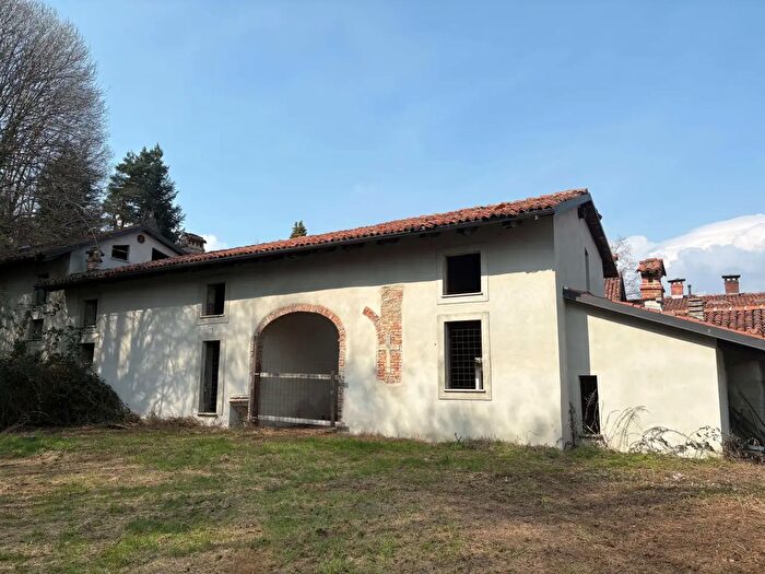 Casa con 20 locali in vendita in Pinerolo