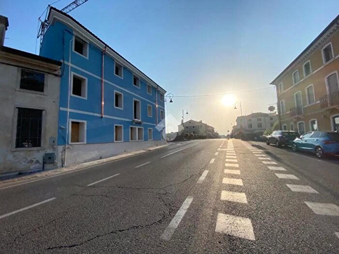 Appartamento trilocale in vendita in Via del Mercato, Lonigo