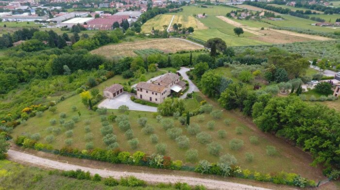 Casa con 15 locali in vendita in Perugia