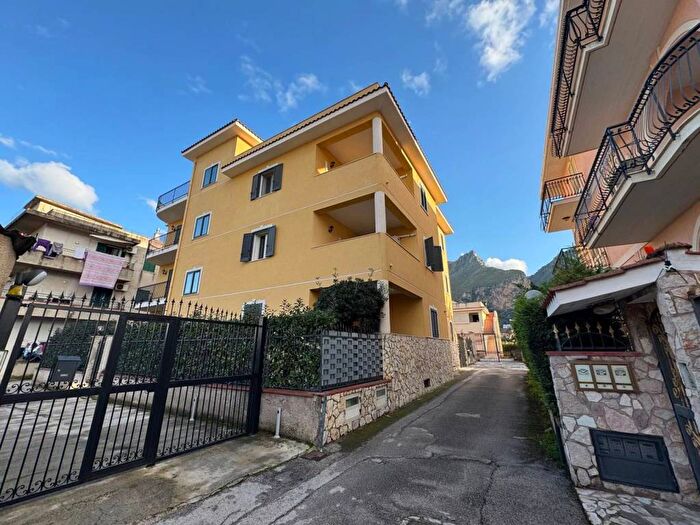Appartamento con 5 locali in affitto in Via Bagnera Giuseppe g, Belmonte Chiavelli, Palermo