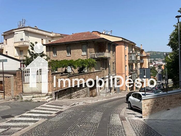Casa con 9 locali in vendita in Discesa San Gerardo Potenza, Potenza