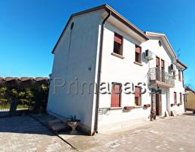 Casa con 11 locali in vendita in Via Moniego Centro, Noale