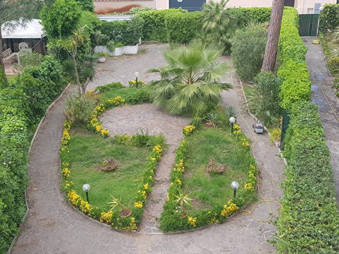 Casa con 6 locali in affitto in Via Forte dei Marmi, Fregene, Fiumicino