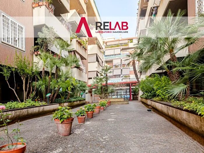 Appartamento quadrilocale in vendita in Via delle Baleari, Roma