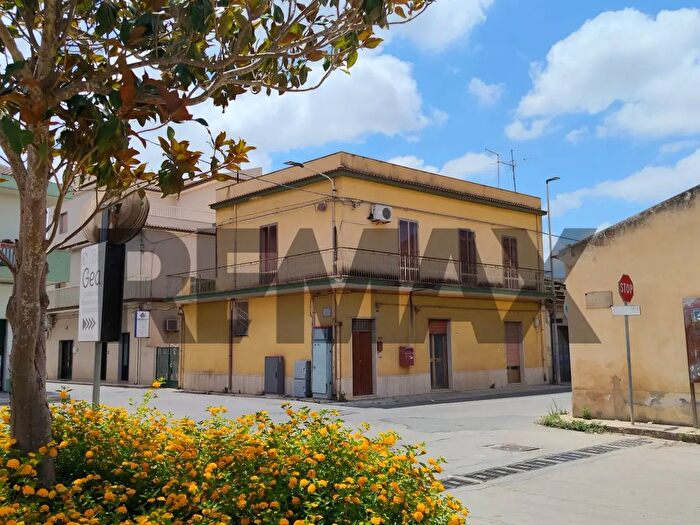 Casa con 14 locali in vendita in Via XXV Luglio, Comiso