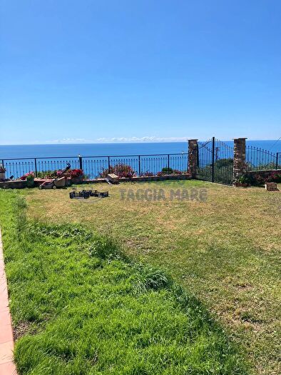 Casa con 6 locali in vendita in Via Fossati, Cipressa