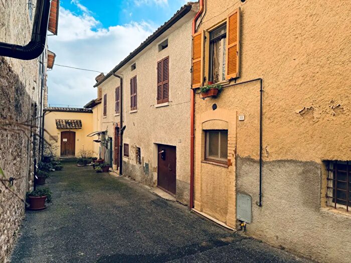 Casa con 6 locali in affitto in Via Pietro Fauni, Costacciaro