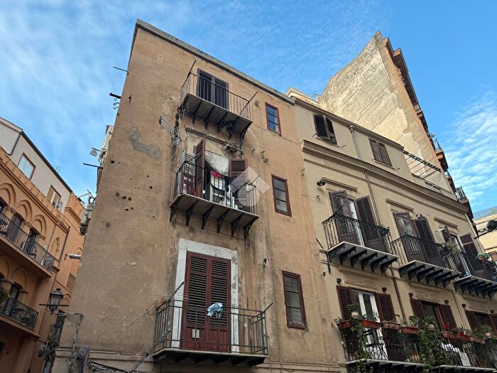 Appartamento trilocale in vendita in Via Genova, Palermo