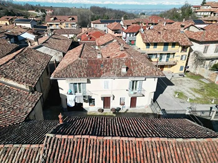 Casa con 5 locali in vendita in Via Vassalli, La Morra