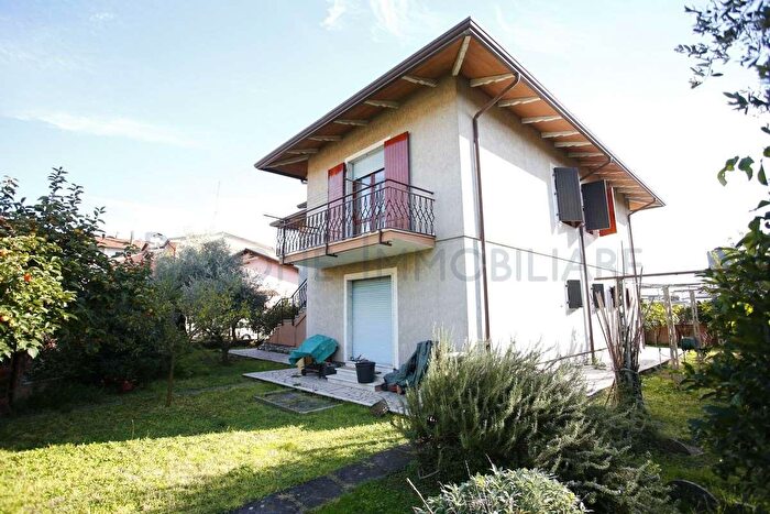 Casa con 7 locali in vendita in Via Brigate Partgiane, Carrara