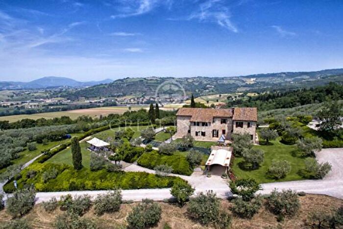 Casa con 6 locali in vendita in Frazione Rocca SantAngelo, Assisi
