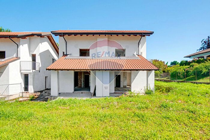 Casa con 5 locali in vendita in Via Ticino Snc, Taino