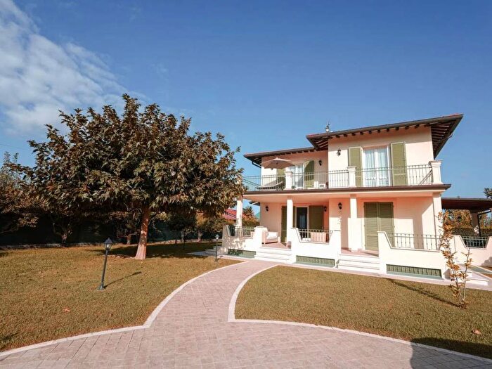Casa con 6 locali in affitto in Via DellAcqua, Centro, Forte dei Marmi
