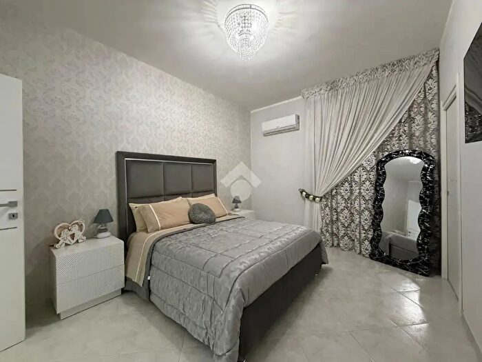 Appartamento trilocale in vendita in Via Cassano, Napoli