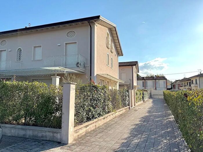 Casa con 6 locali in vendita in Massa