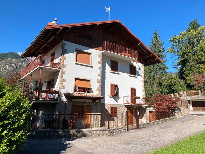 Appartamento trilocale in affitto in Via Santa Francesca Cabrini, Centro, Castione della Presolana