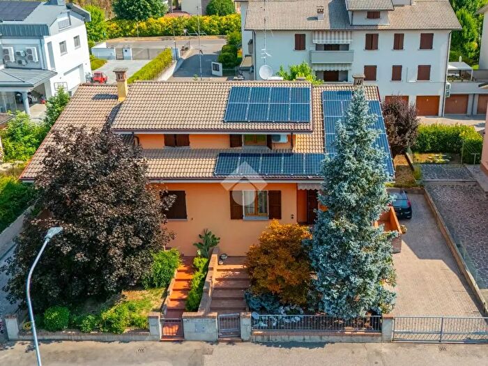 Casa con 5 locali in vendita in Via Giotto di Bondone, Castelnovo Di Sotto