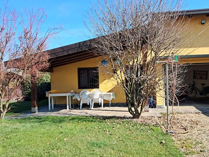 Casa con 6 locali in vendita in Busto Garolfo