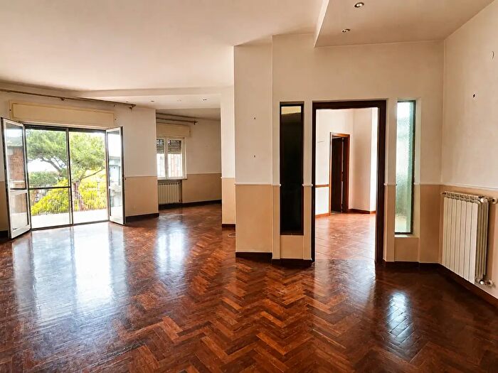Appartamento con 5 locali in affitto in Via Francesco Petrarca, Napoli