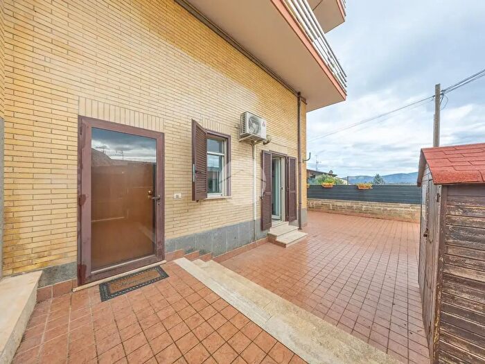 Appartamento trilocale in vendita in Via Sante Marie, Roma