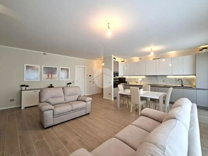 Appartamento quadrilocale in vendita in Via Clara Maffei, Sedriano