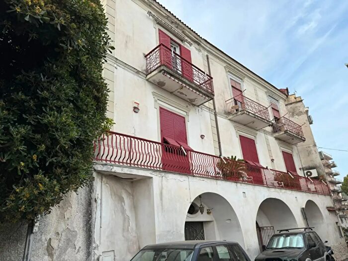 Appartamento trilocale in vendita in Via Madonna del Monte, Salerno