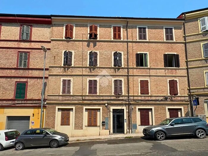 Appartamento trilocale in vendita in Via Isonzo, Ancona
