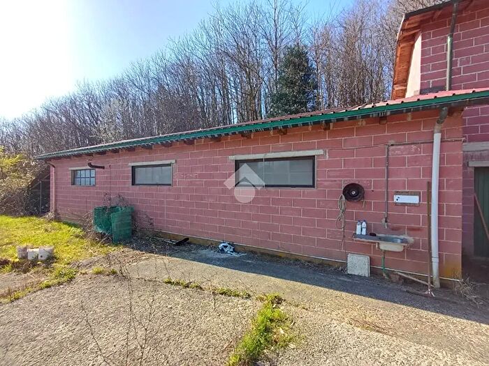 Casa con 6 locali in vendita in Via Martiri del Turchino, Busalla