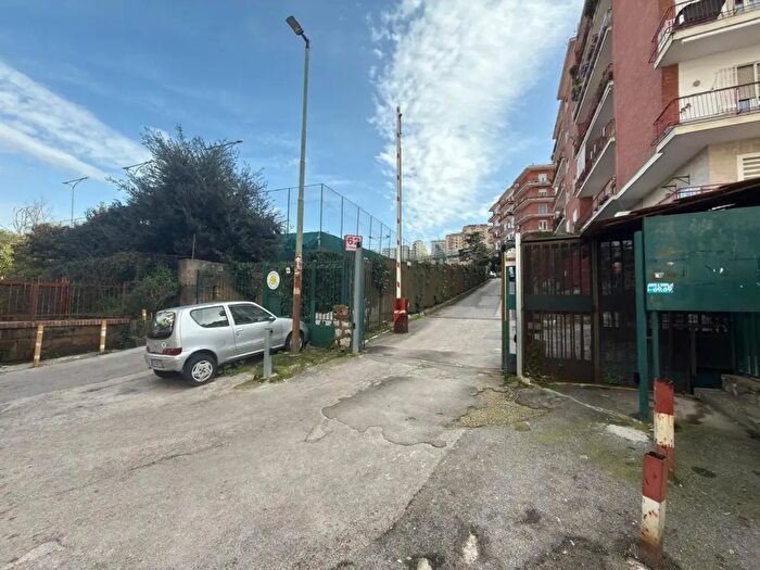 Appartamento con 6 locali in vendita in Via San Domenico, Napoli