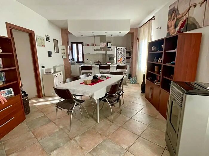 Appartamento trilocale in vendita in Via del Fontanone, Azzate