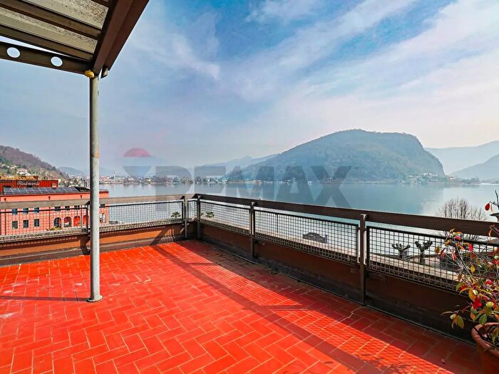 Appartamento trilocale in vendita in Via Zanoni, Lavena Ponte Tresa