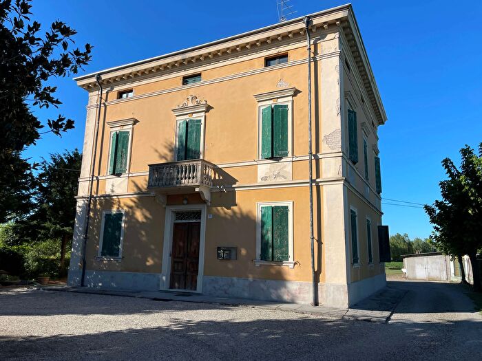 Casa con 15 locali in vendita in Modena