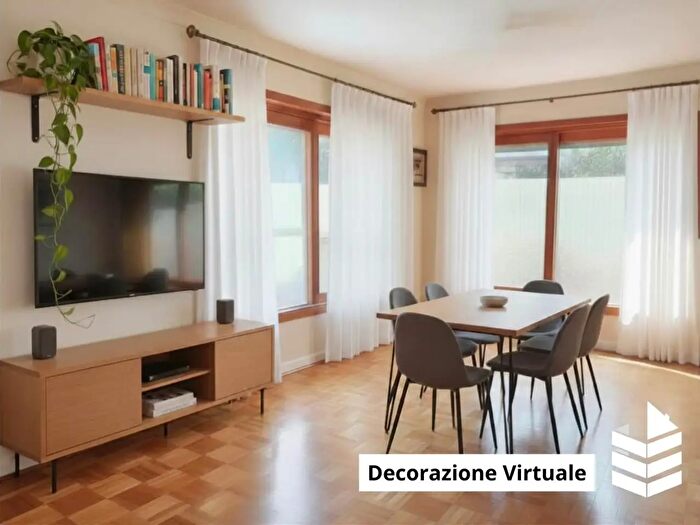 Appartamento con 9 locali in vendita in Via Cassia, Roma