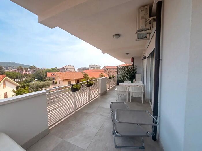 Appartamento trilocale in vendita in Via del Poggio, Andora