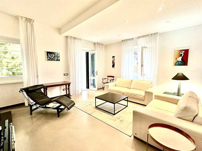 Casa con 9 locali in vendita in Forte Dei Marmi