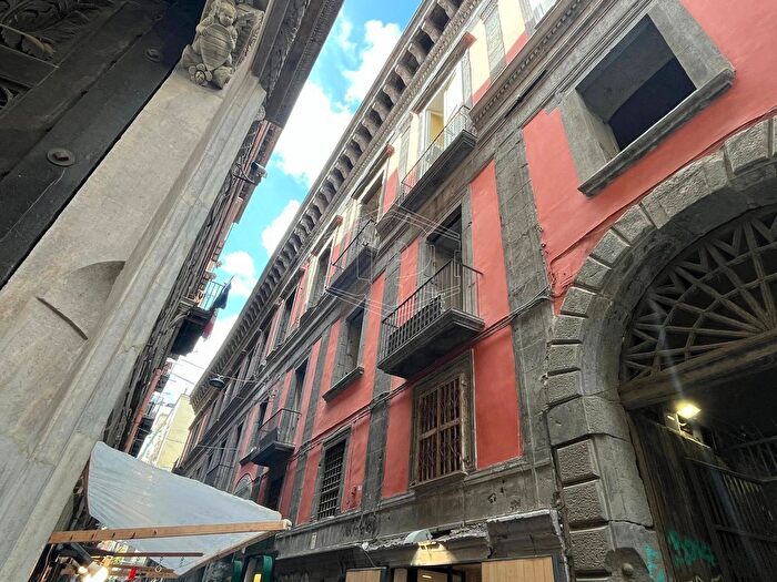 Appartamento con 14 locali in vendita in Via San Biagio dei Librai, Napoli