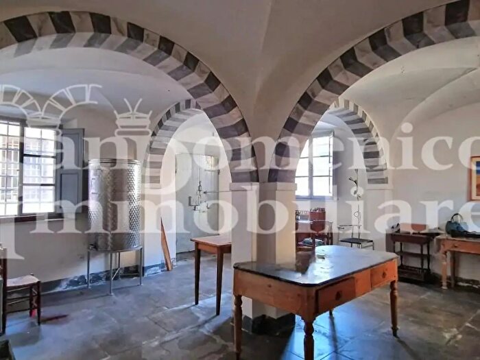Casa con 10 locali in vendita in Calci