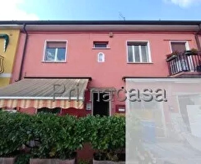 Casa con 9 locali in vendita in Via Stazione, Villafranca Di Verona