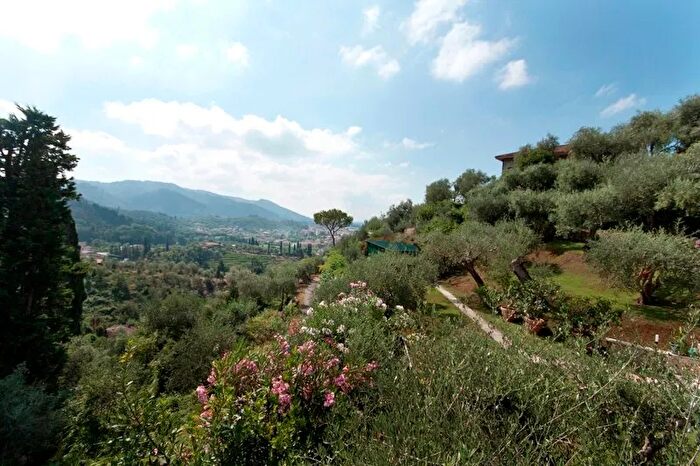 Casa con 6 locali in vendita in Camaiore